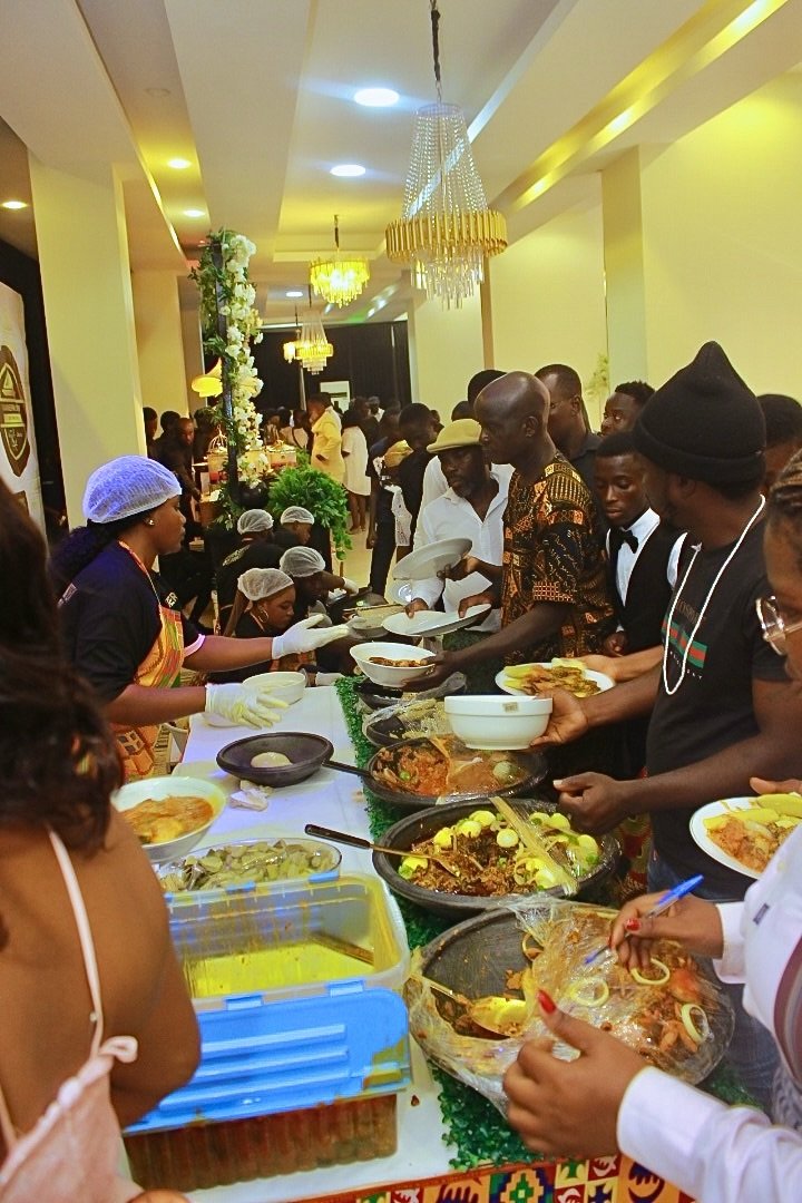 Aduanepa spintex delivering food service at event